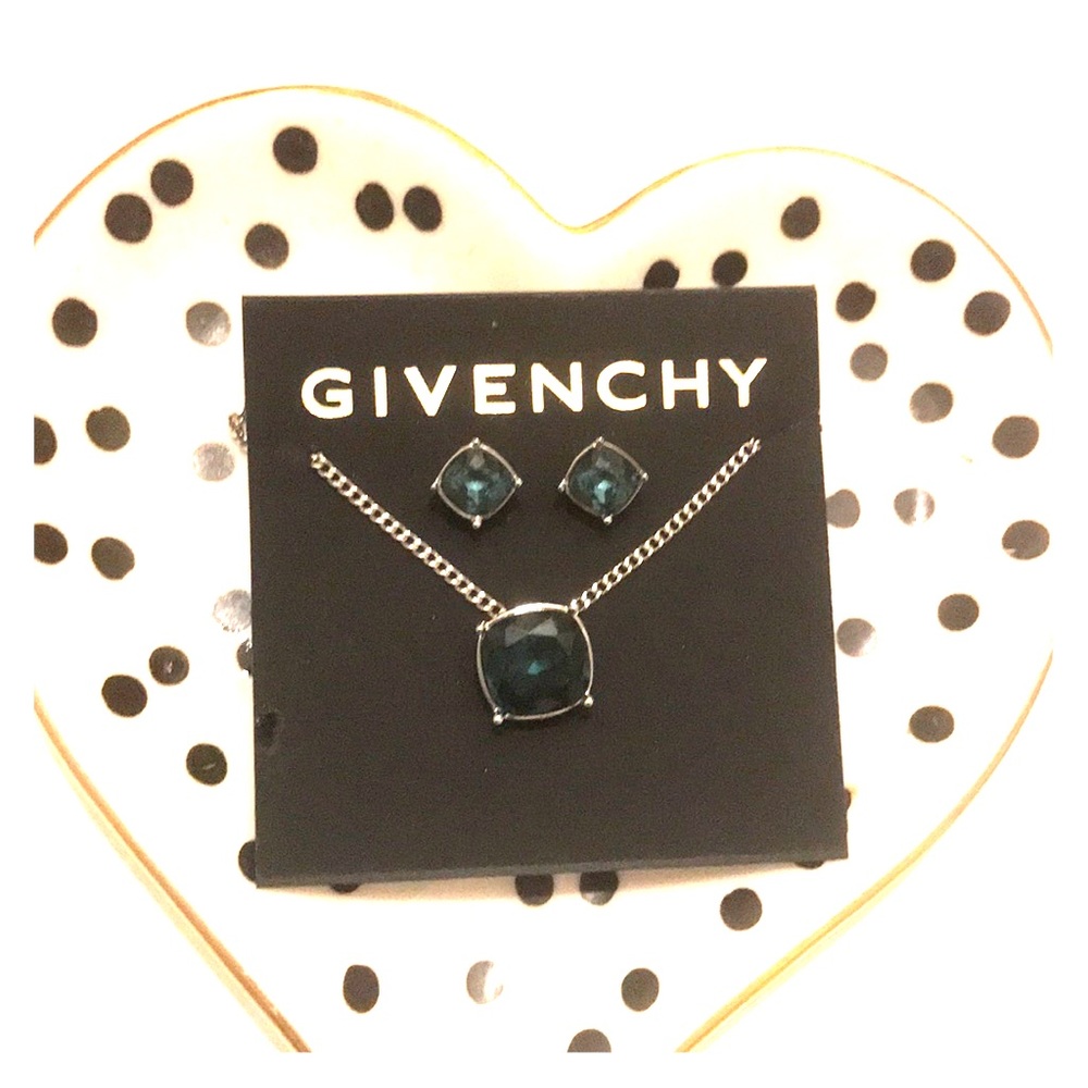 Earrings/ necklace